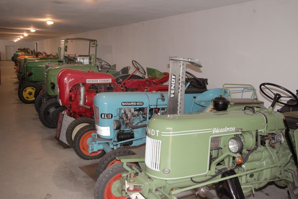 Traktoren in einer Ausstellungshalle