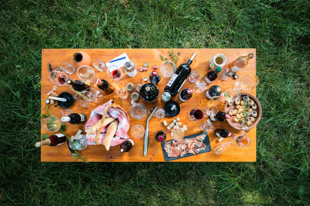 Ein reichlich gedeckter Tisch mit Speisen und Wein