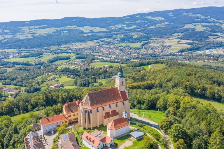 Die Wallfahrtskirche am Pöllauberg mit Blick über das Pöllauer Tal