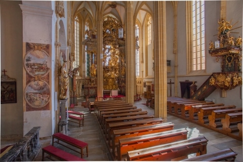 Seitenansicht des Altars in der Kirche am Pöllauberg
