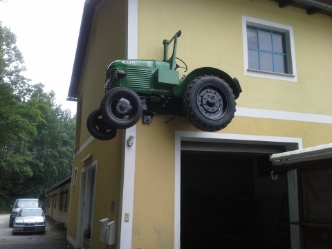 Traktor an einer Wand montiert