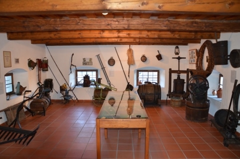 Blick auf alte Handwerkswerkzeuge im Weinbaumuseum Klöch