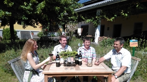 Familie Triebl im Weingarten bei einem Glas Wein