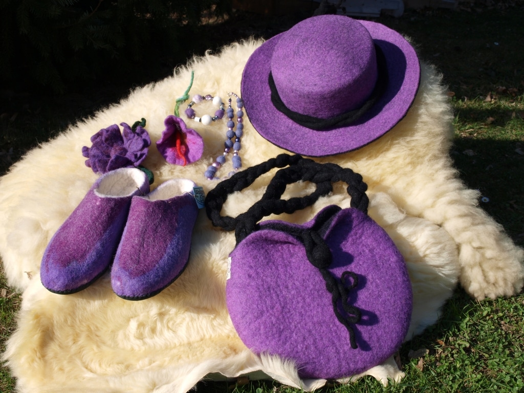 Gefilzte Kleidungsstücke bestehend aus Hut, Tasche und Hausschuhen