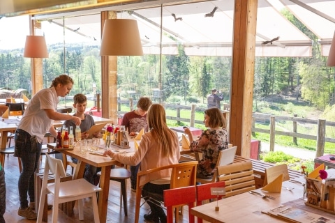 Eine Personengruppe beim Essen im Restaurant des Essbaren Tiergarten
