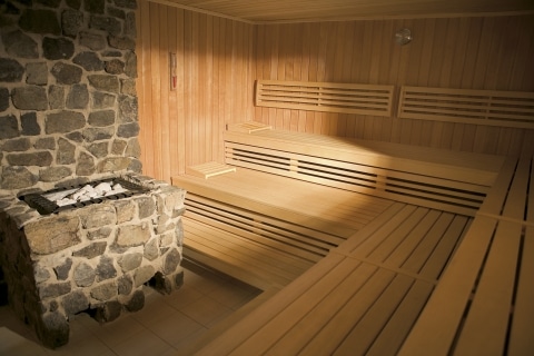 Sauna mit steinerner Aufgussschale im Wellnessbereich im JUFA Hotel Gnas - Sport-Resort. Der Ort für erfolgreiches Training in ungezwungener Atmosphäre für Vereine und Teams.