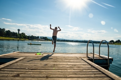 Ein Kind springt in den Schwarzl See