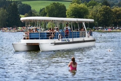 Das Elektroboot am Stubenbergsee mit Passagieren