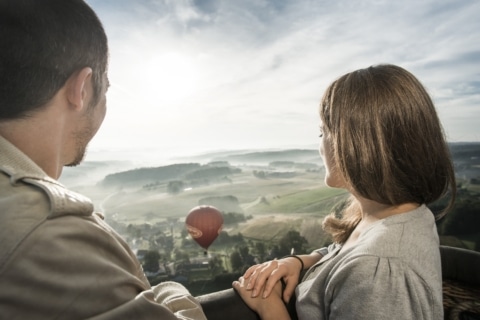 Ein Paar bei einer Heißluftballonfahrt