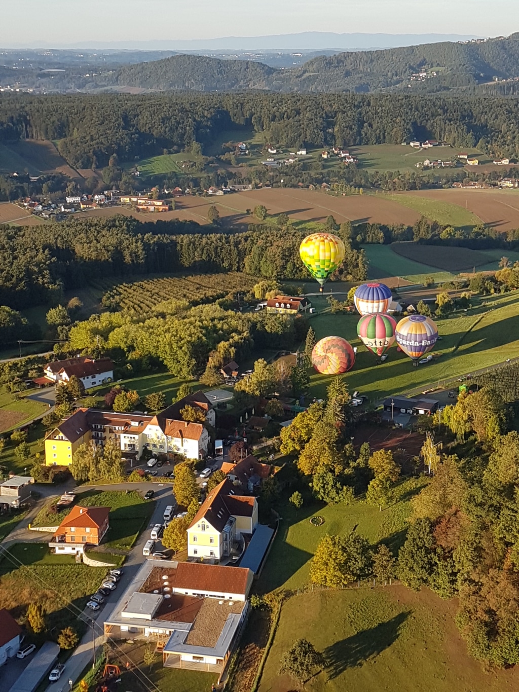 Heißluftballone über dem Ballonhotel Thaller in Hofkirchen
