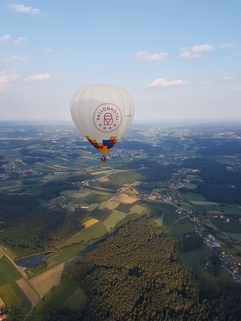Ein Heißluftballon über der Oststeiermark