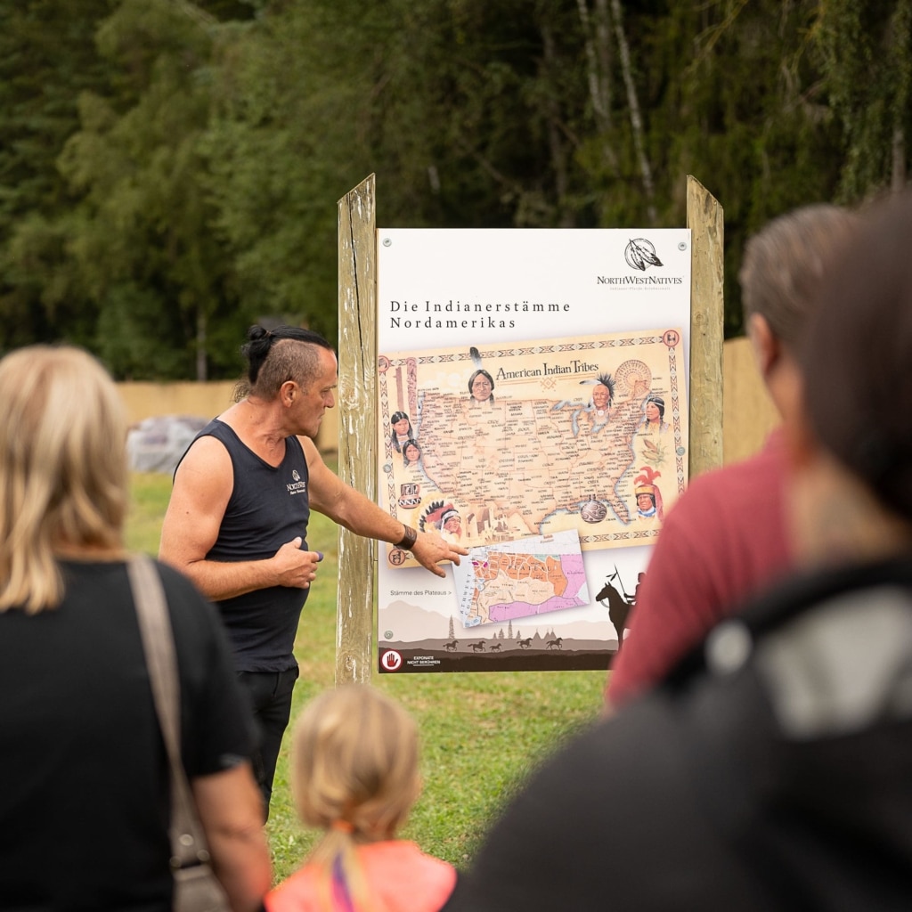 Johannes Wager zeigt an einer Schautafel die Indianerstämme Nordamerikas