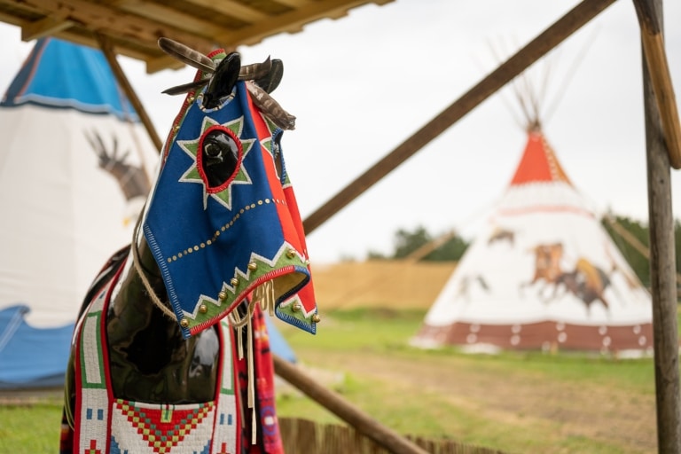 Ein Modelpferd eines Indianerpferds in traditioneller Tracht