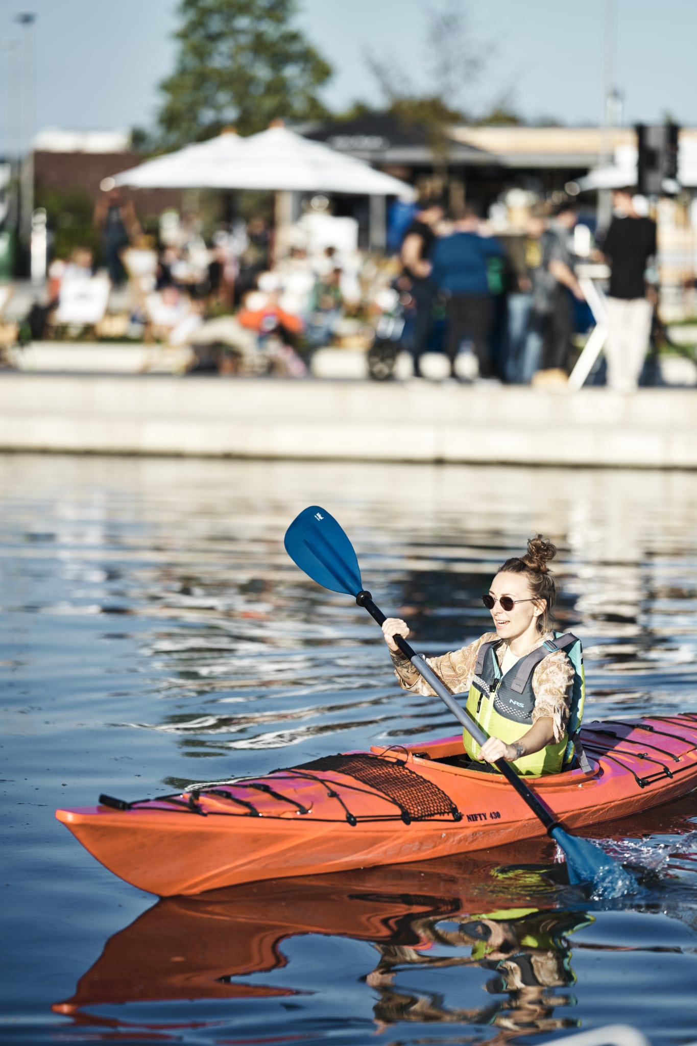 Frau im Kayak vor dem Bootsverleih Stadtstrand Graz