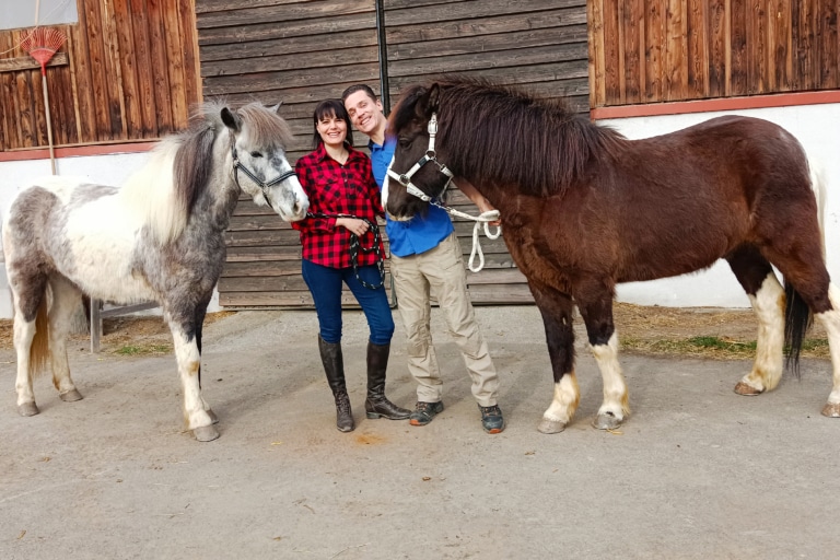 Zwei Besucher mit Pferden bei HoppGalopp