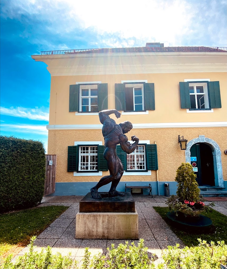 Statue von Arnold Schwarzenegger vor seinem Geburtshaus