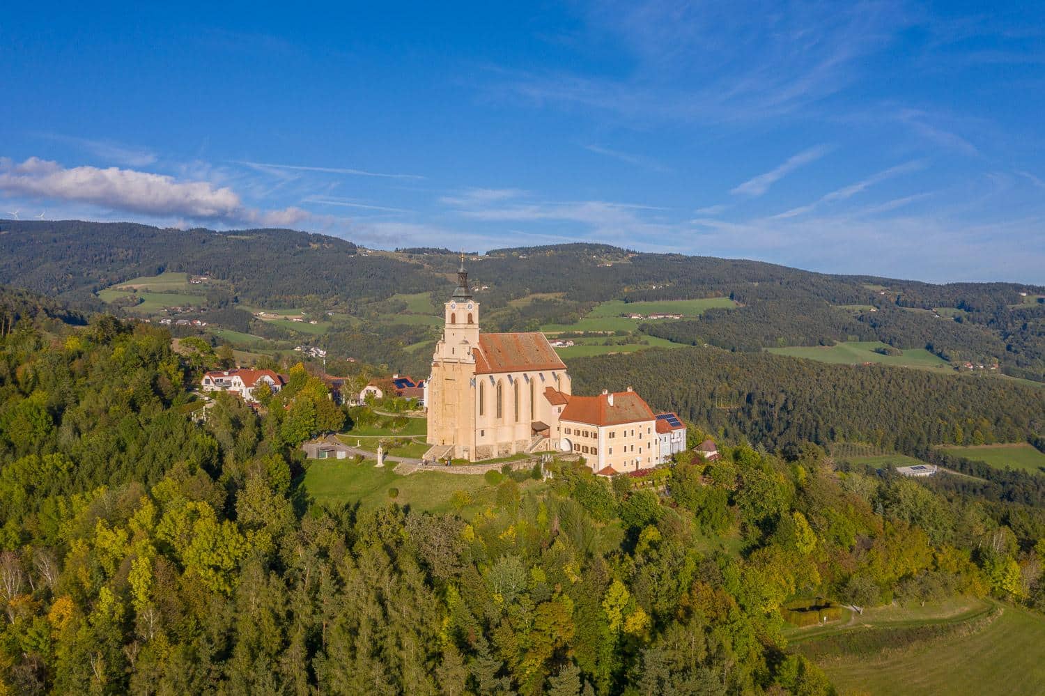 Blick auf die Wallfahrtskirche Pöllauberg