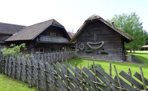Zwei Holzhäuser des Freilichmuseum Vorau