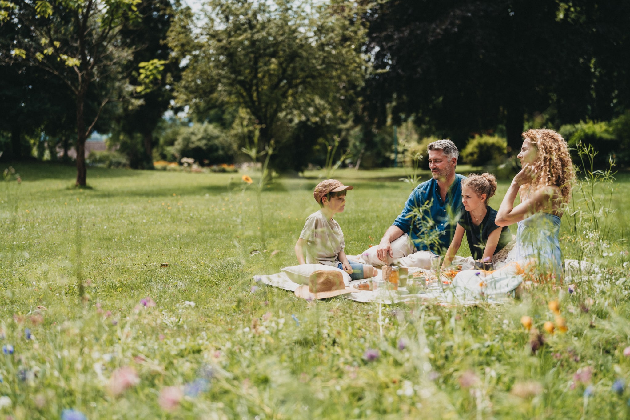 Familie beim Picknicken im Sommer